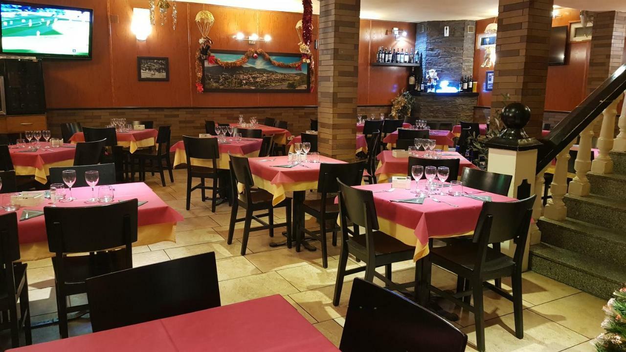 Hostal Plaza El Espinar Exteriör bild